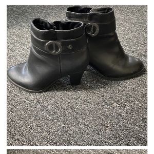 EUC Women’’s Jones New York Helga Ankle
Boots Booties